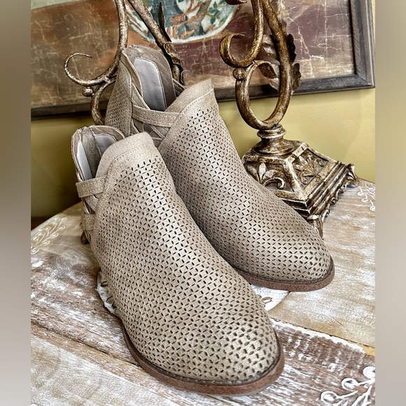 EUC Fergalicuus by Fergie “Erikka” Ankle Bootie in Excellent Condition. Size 7 - Picture 2 of 14